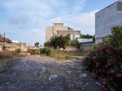 ...solo uno spoglio spiazzale recintato da un muro e preda delle erbacce